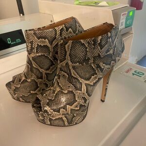 Women’s platform peep toes heels size 9